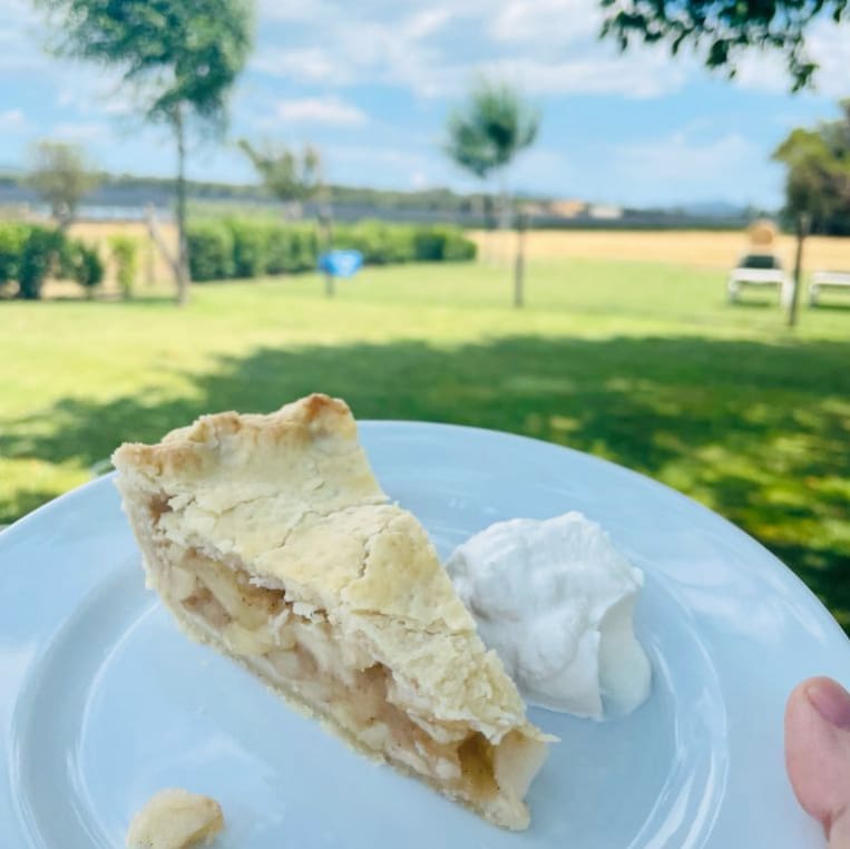 Look one of my apple pies went up the coast to Costa Brava on holidays! My baking is travelling more than me at the minute 😁
🍏
🌍
🏕️
#querbake
#aquerbake #applepiefilling #onholidays #pieday #applepiebakery #appledesserts #pieporn #scenery #pastryart #pastryporn #pastrygram #costabrava