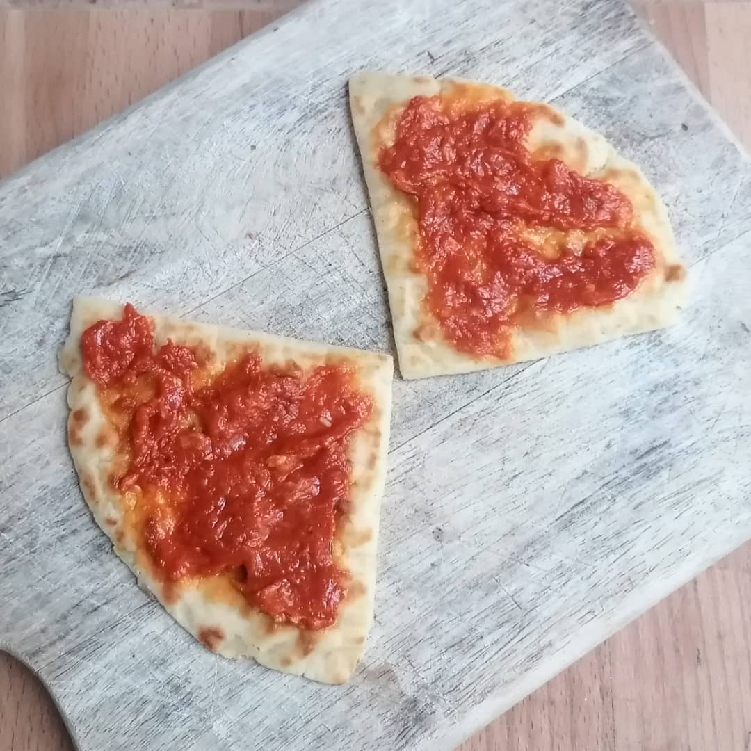 NOT PIZZA🍕 I give you sobrasada on potato bread! Is it the holy trinity or total sacrilege?
This is a fusion crossover as I've been working on food and wine content over at @savouracademy
I've never been a massive fan of sobrasada (cured pork spread from the Balearics) but after researching it this week, I had to get some. I discovered the combo as a late night snack and I just had to share it with you as they go perfectly. Try it with an egg on top for brunch. Happy Friday, happy weekend!
🥔
🍞
☘️
🍗
🍳
#querbake #aquerbake #potatofarls #potatobread #potatobreadcombos #sobrasada #sobrasadademallorca #potatobreadandsobrasada #youhearditherefirst #irishrecipes #spanish #curedmeat #balearics #mallorcan #brunchideas💡 #irishcooking #notforvegetarians  #notpizza #pigsmightfly